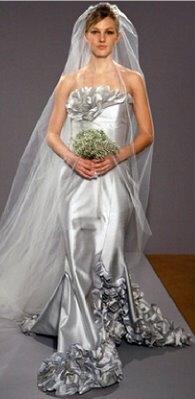 Kāzu kleitas :mode 2010 ar ''metāla efektu"