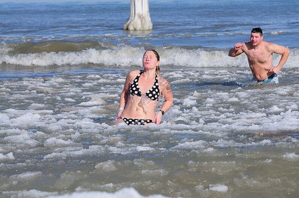 They Are Not Afraid of Cold... (38 pics)