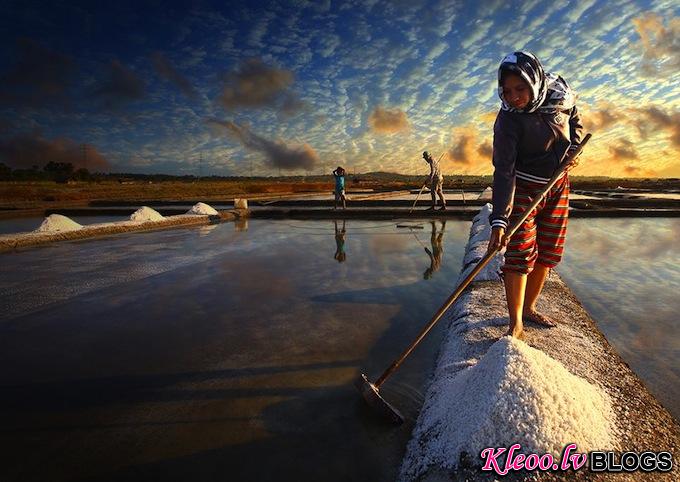 smithsonian-photo-contest-people-indonesia-indonesia-salt-farmer-almsyah-rauf.jpg