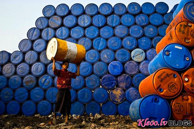 smithsonian-photo-contest-people-pails-wall-raihan-parves.jpg