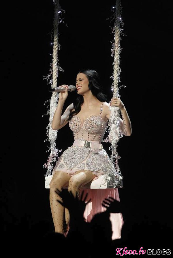 Grammy_Awards_2011_Katy_Perry_performs_2.jpg