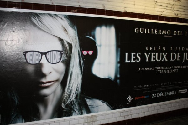 guerilla-marketing-paris-ray-ban-never-hide-street-art-lunettes-glasses-alternatif-3-600x400.jpg
