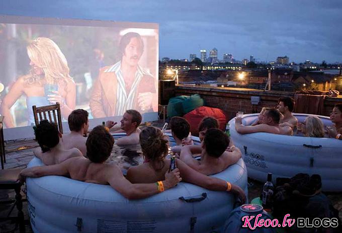 The Hot Tub Cinema: кино в ванной