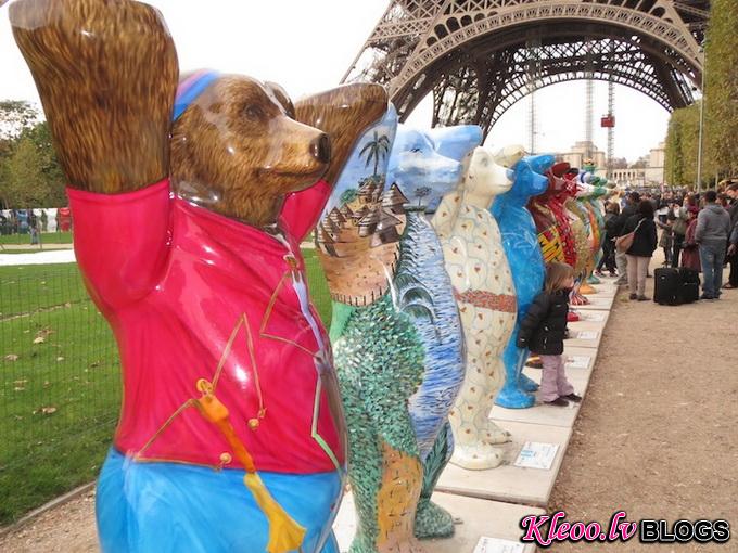 140 медведей в Париже