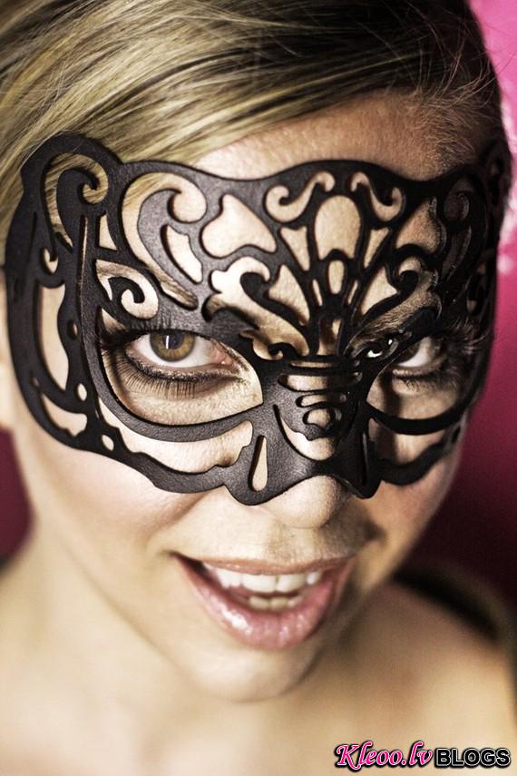Victoriana black leather cut out mask