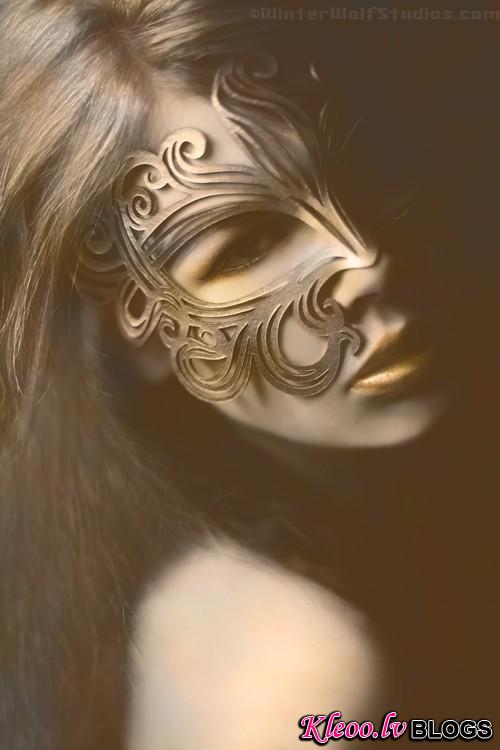 Muse leather cut out mask in gold