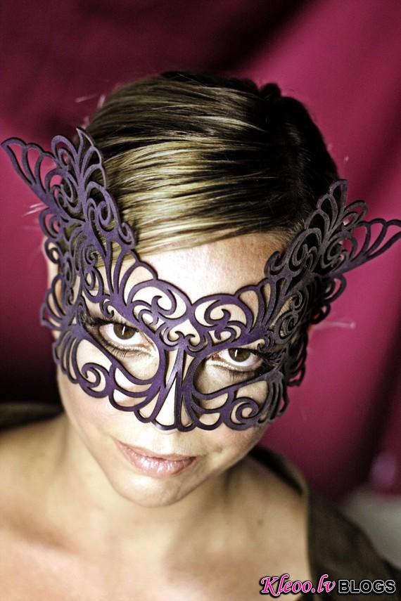 Rococo lacy mask in violet leather