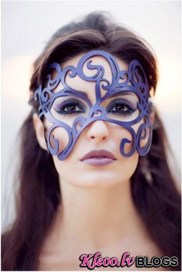 Swirly leather mask in violet