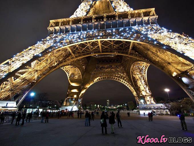 eiffel-tower-lights_35198_990x742.jpg