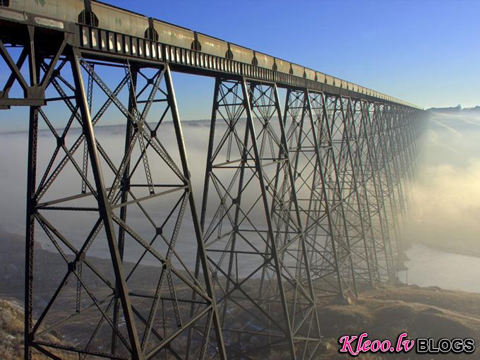 viaduct-canada-fog_34357_990x742.jpg