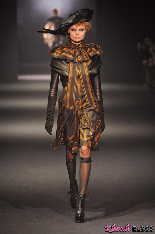 john-galliano-autumn-fall-winter-2012-pfw1.jpg