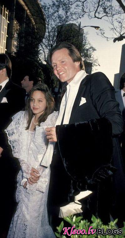 Angelina Jolie and her father, 1986.jpg
