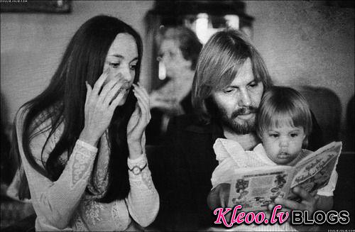 Angelina Jolie with parents.jpg