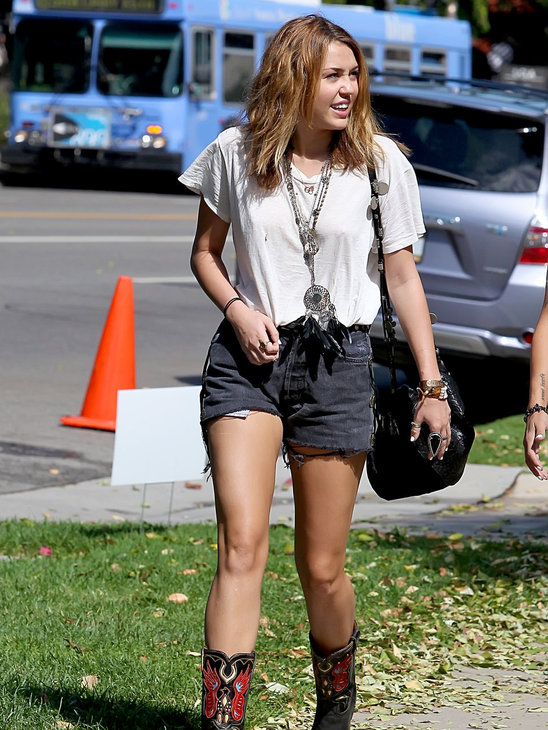 Miley Cyrus goes simple and stylish - those boots!