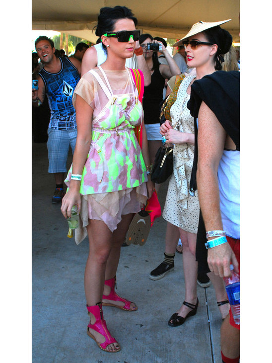 Katy Perry again! This time in pink sandals! Cute! 