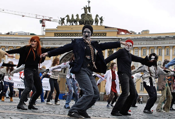 Более ста  петербургских фанатов Майкла Джексона в минувшие выходные  исполнили танец Триллер