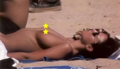 Monica Bellucci – sauļojas topless pludmalē (tikai no 18+)