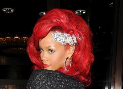 Rihanna Londonā ar ekstravagantu sprādzi matos