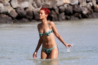 Rihanna – paparaci pieķerta Havaju salās