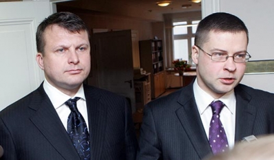 Šlesers smīdina publiku ar krāniņiem. Pat Dombrovskim jāsmejās.