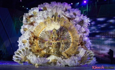 Naomi Cabrera Pulido, wearing a creation called "A hundred years of history.