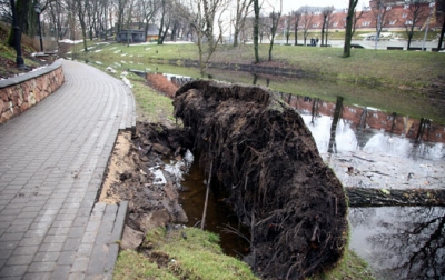 Rīt Latvijā gaidāma ļoti stipra vētra ar sniegputeni. Uz ceļiem iespējams haoss