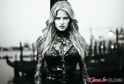 Lara Stone novembra Vogue Japan .