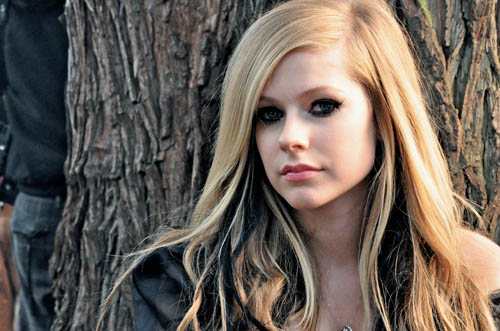 Avril Lavigne – “Alice in Wonderland” Music Video Stills