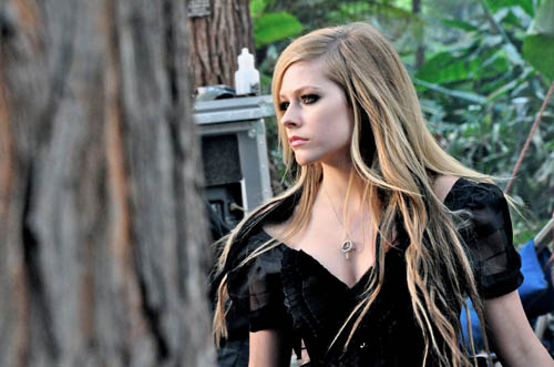 Avril Lavigne – “Alice in Wonderland” Music Video Stills