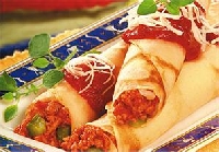 Pankūkas Boloņas stilā ar malto gaļu, tomātiem un Parmezāna sieru