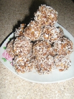 Riekstu-šokolādes bumbiņas kokosa skaidiņās