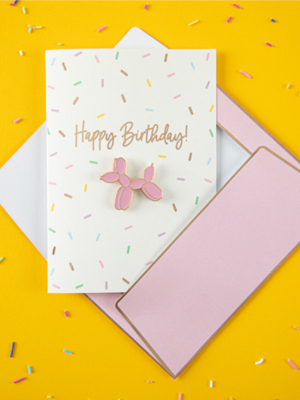 Открытка с брошью собачки из шара - Happy Birthday!, белая, 10.5 x 14.8 см Открытка с брошью собачки из шара - Happy Birthday!, белая, 10.5 x 14.8 см